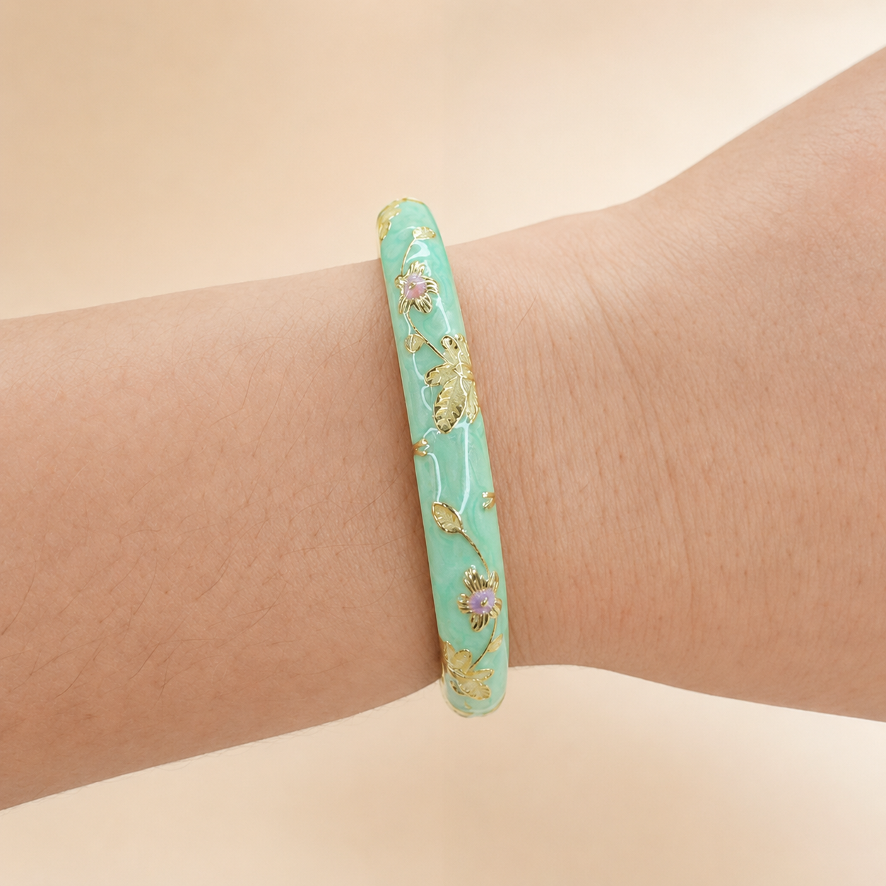 Siaméa jonc thaïlandais floral vert menthe porté au poignet – OZ’anges