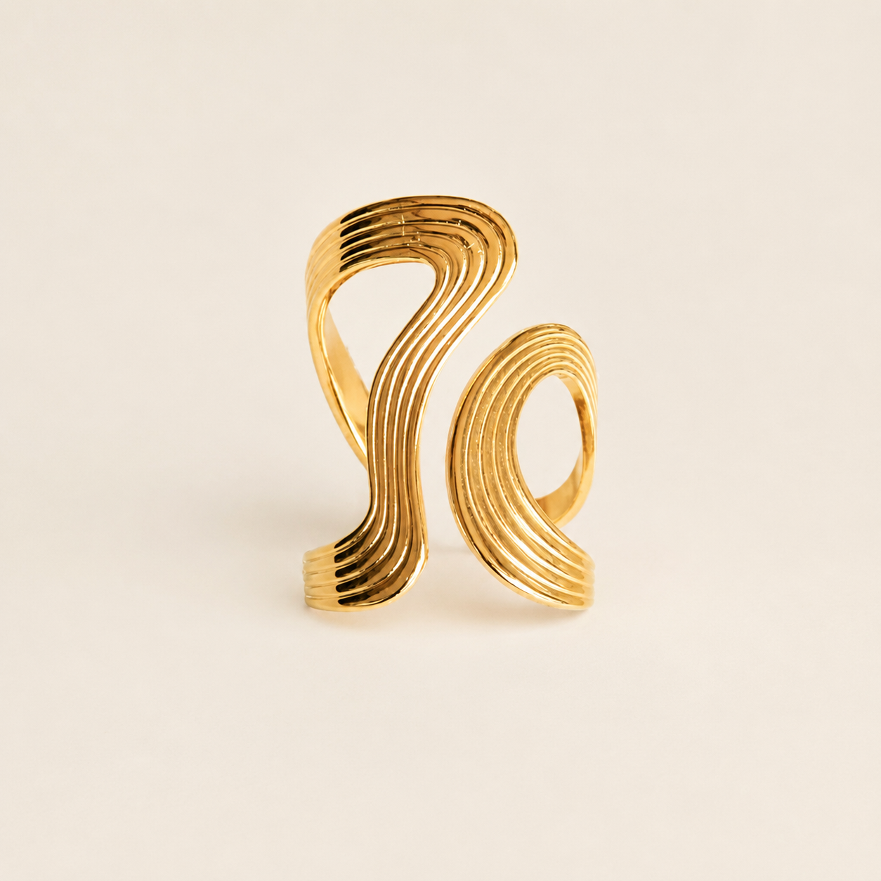 Soléna — Bague dorée aux lignes ondulées – OZ’anges