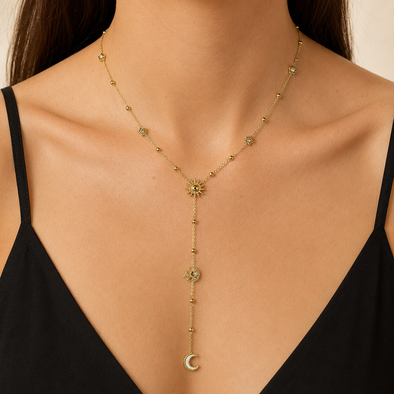 Collier Solévia en Y porté, soleil, étoiles et lunes dorées