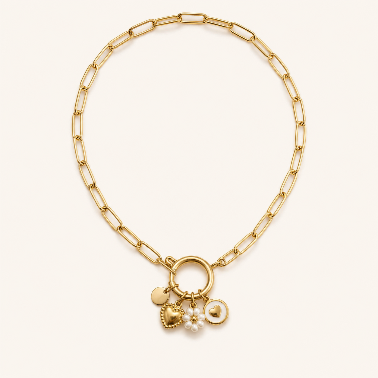Talyana, collier doré multicharmes sur fond ivoire – OZ’anges