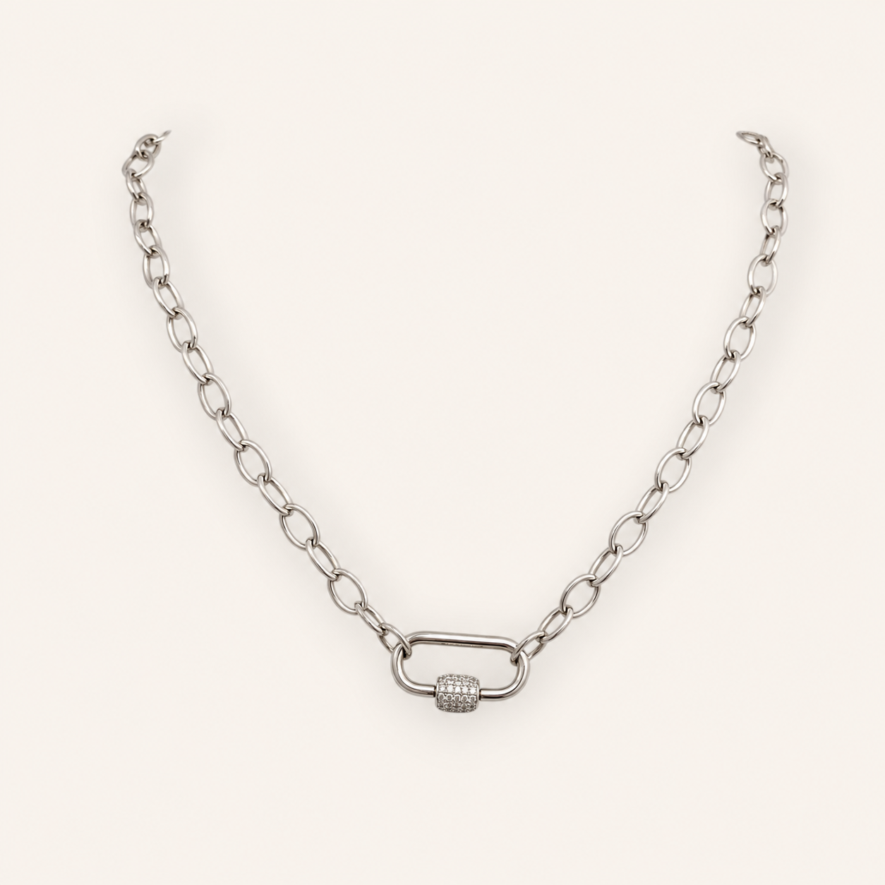 Zayane, collier à maillons argenté et fermoir scintillant sur fond beige ivoire