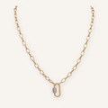 Zayane, collier à maillons doré et fermoir scintillant sur fond beige ivoire