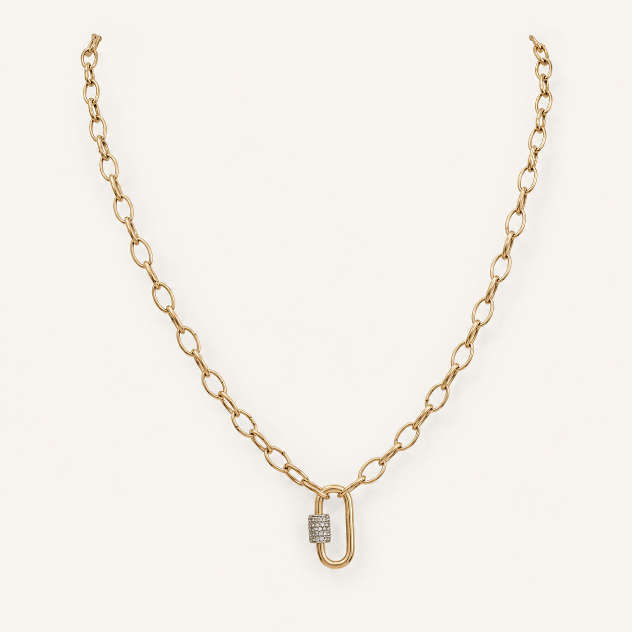 Zayane, collier à maillons doré et fermoir scintillant sur fond beige ivoire